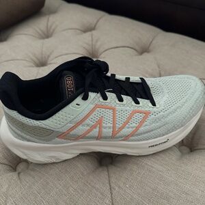 Ladies New Balance 1080 Running Shoes Size 9B